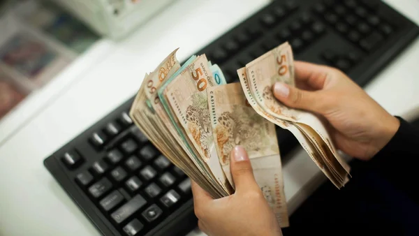 Abono salarial começa a ser pago em fevereiro; saiba se você receberá