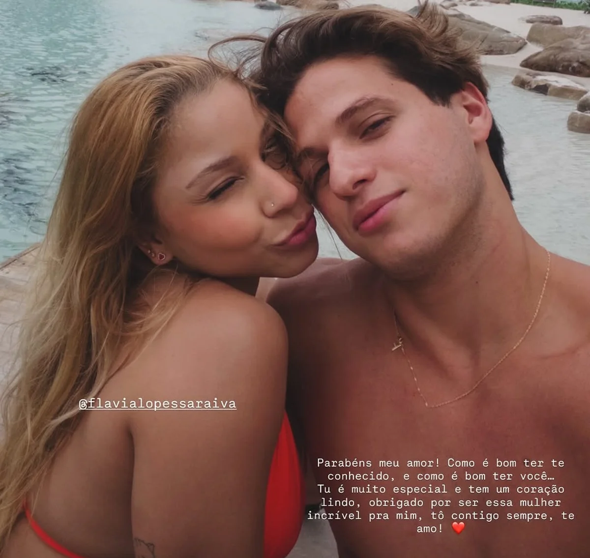 Flavia Saraiva e Felipe Carneiro posam juntos na praia Flavia Saraiva e Felipe Carneiro posam juntos na praia