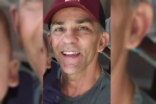 Foto colorida de homem com boné sorrindo