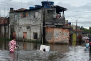 Homem afunda em córrego ao tentar atravessar ponte encoberta pela água nas proximidades da Rua Beira-Rio, no Jardim Pantanal, zona leste de São Paulo Homem afunda em córrego ao tentar atravessar ponte encoberta pela água nas proximidades da Rua Beira-Rio, no Jardim Pantanal, zona leste de São Paulo