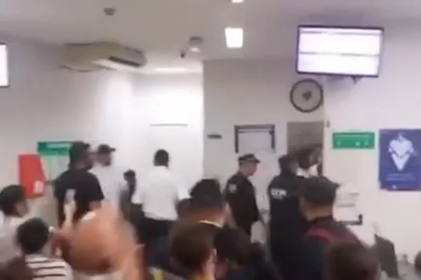 Captura de tela de vídeo que mostra confusão em UPA na zona leste de São Paulo. - Metrópoles