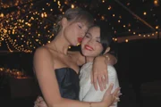 Selena Gomez compartilha bastidores do casamento ao lado de Taylor Swift