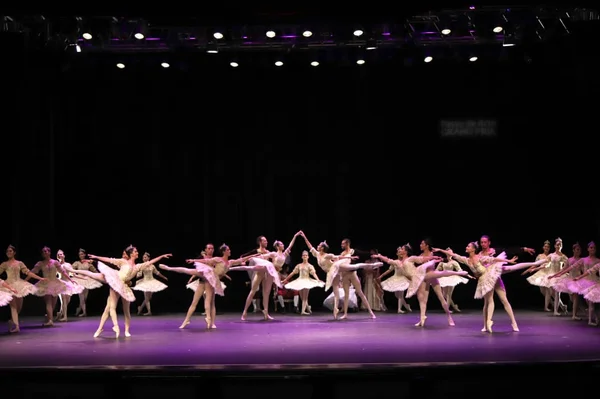 Bailarinos fazem vaquinha para participarem de festival de dança
