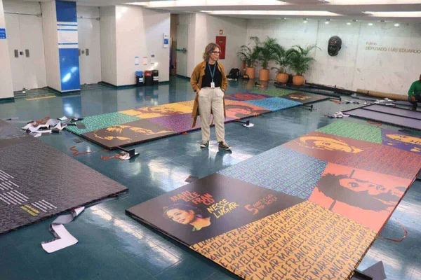 Única sobrevivente do atentado a Marielle, jornalista Fernanda Chaves organiza exposição na Câmara em homenagem à vereadora