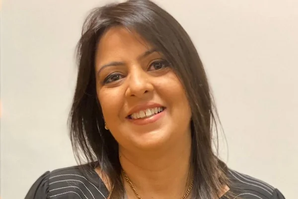 Foto colorida da colunista Fábia Oliveira