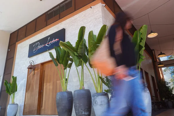 Dono de restaurante que matou assaltante paga fiança e é liberado