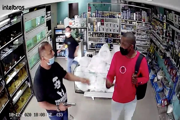 homem ameaçando negro