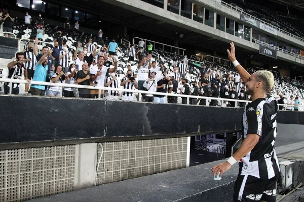Na volta da torcida, Botafogo bate o Sampaio Corrêa e vira vice-líder da Série B