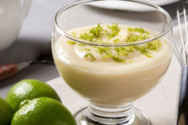 Mousse de limão de liquidificador bem cremosa que precisa de poucos ingredientes