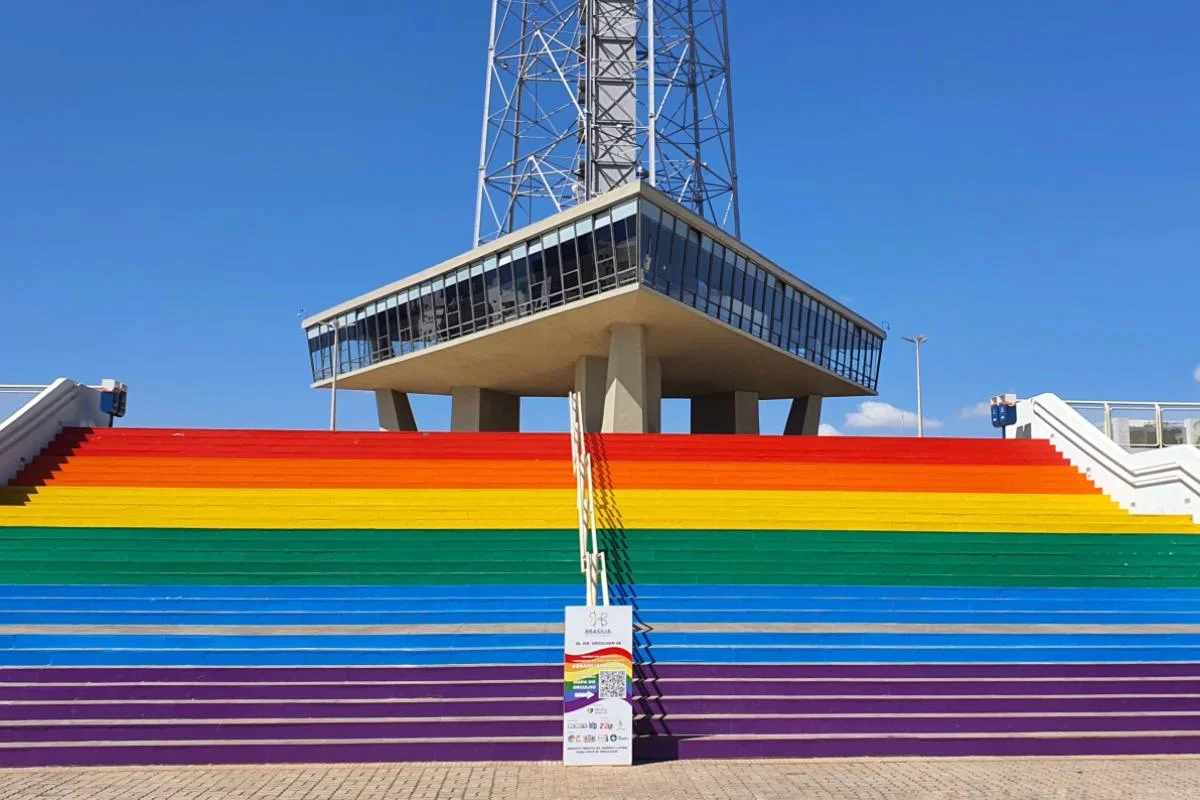 A escada da Torre de TV está com as cores da bandeira A escada da Torre de TV está com as cores da bandeira