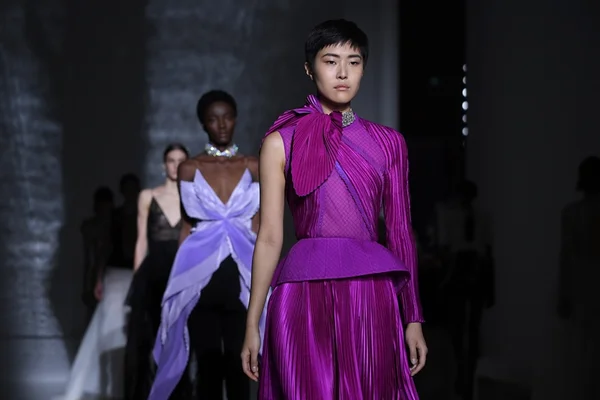 Veja os pontos altos do segundo dia de haute couture em Paris