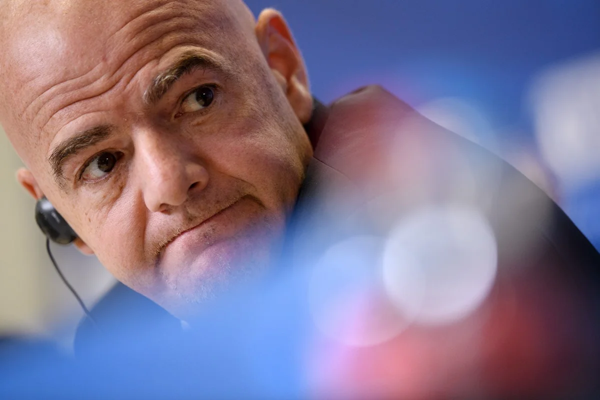 Presidente da Fifa é acusado de receber salário extra de R$ 8,8 milhões