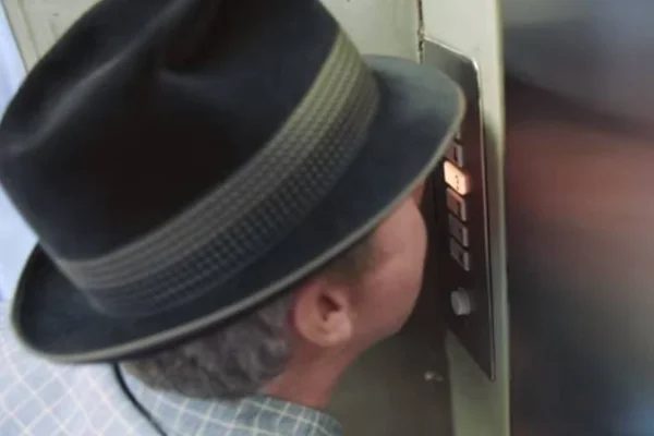 Homem viaja para lamber objetos nojentos por motivo inusitado