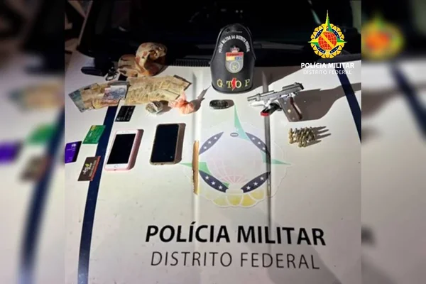 Arma, celulares e dinheiro em cima de viatura da PM