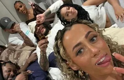 Vaza foto de craque inglês com quatro mulheres na cama