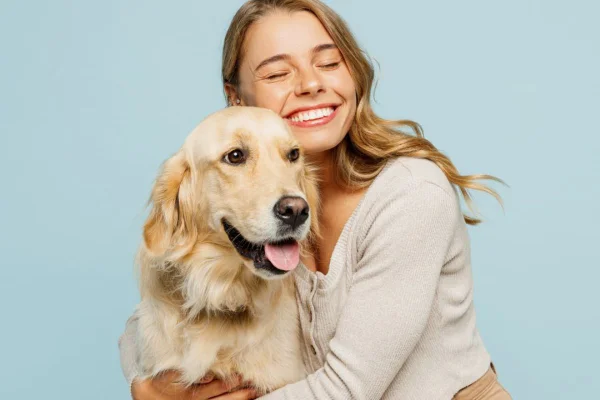 Tutora dando carinho para doguinho