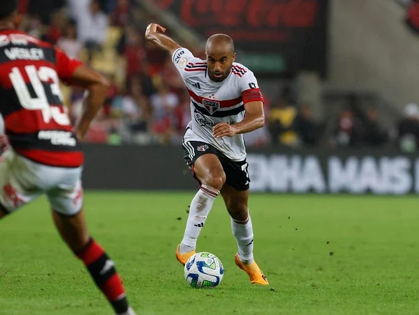 Foto colorida mostra o jogador Lucas Moura durante partida do São Paulo - Metrópoles