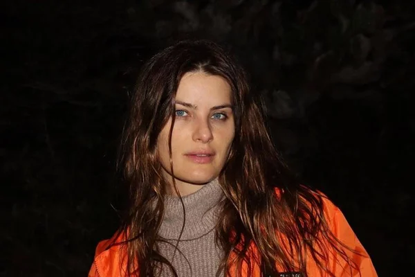 Isabeli Fontana no escuro