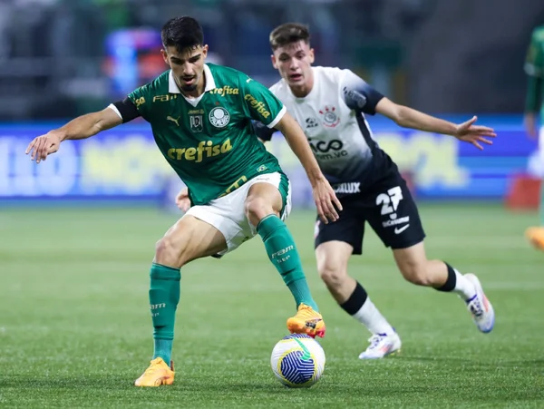 Imagem colorida de duelo entre Palmeiras e Corinthians- Metrópoles