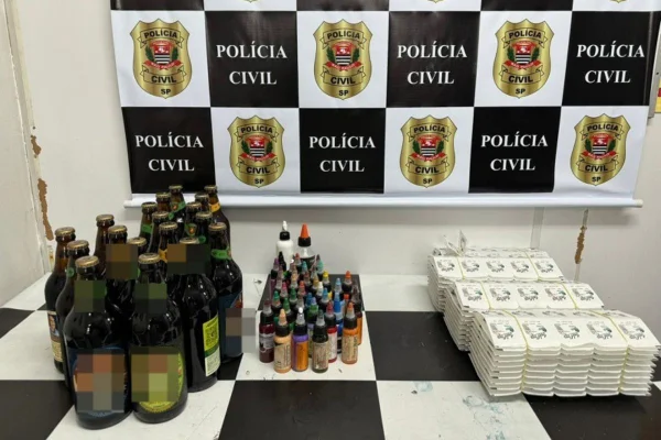 Imagem colorida de material apreendido pela Polícia Civil. À esquerda, há garrafas de cerveja. No meio, frascos de tinta - Metrópoles