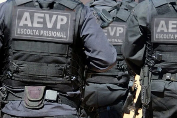 Agentes de escolta penais de costas, usando uniformes - Metrópoles