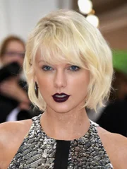 Sua passagem pelo Met Gala foi marcada pelo short bob platinado
