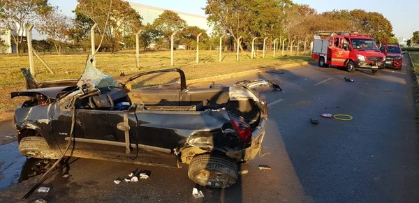 Homem fica preso às ferragens em capotamento perto de embaixada