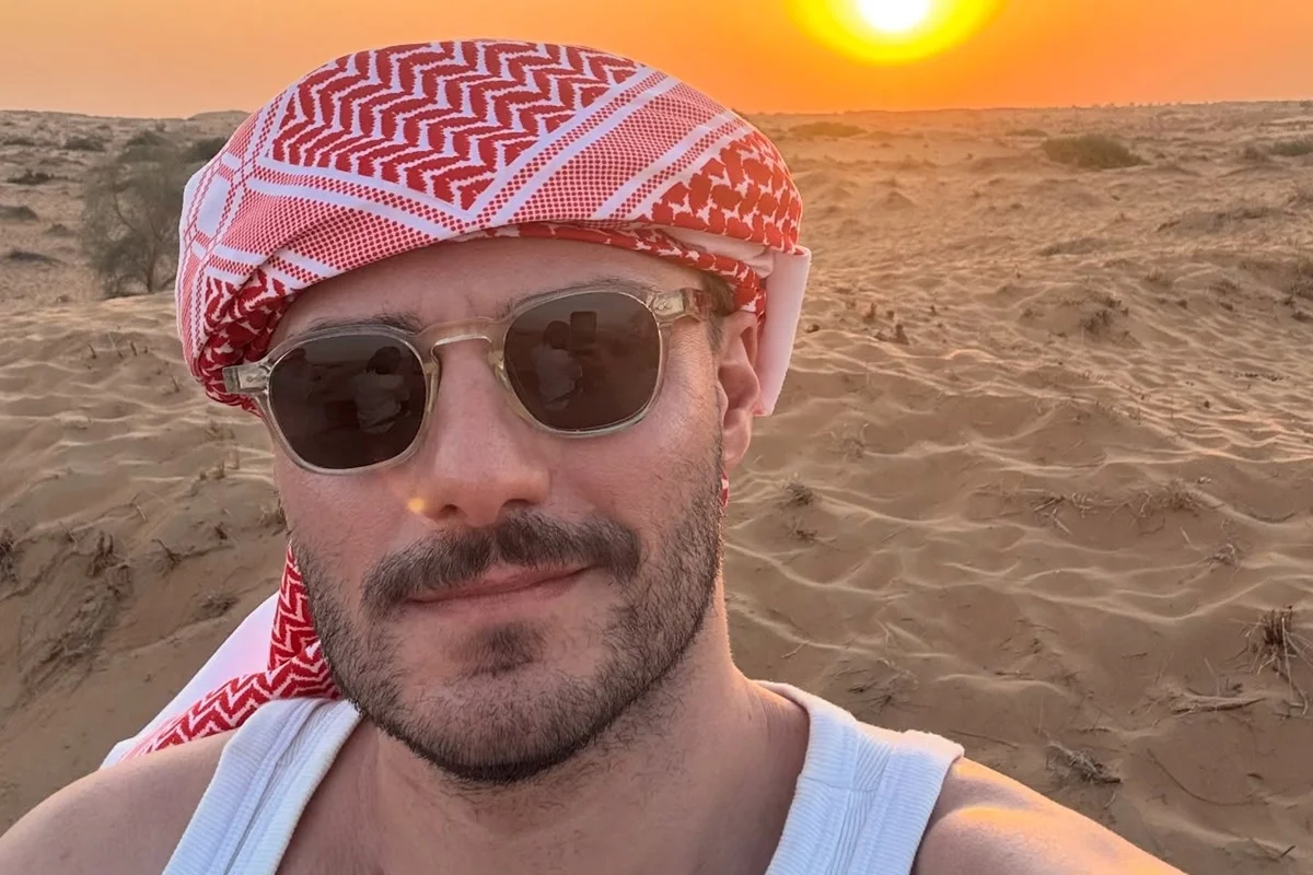 Hugo Bonèmer posa no deserto Hugo Bonèmer posa no deserto