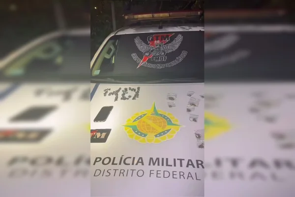 Com drogas na bolsa, motoboy tenta fugir da PM, bate em muro e é preso