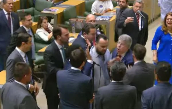 Empurra-empurra entre deputados na Alesp durante votação da privatização da Sabesp - Metrópoles