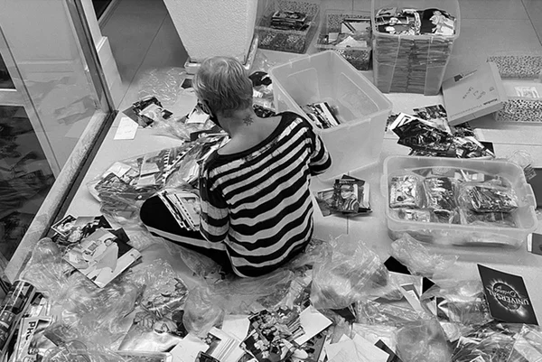 Xuxa buscando fotos para Memórias