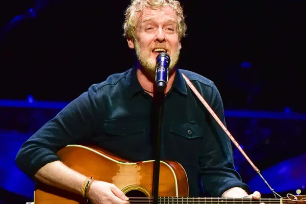 O músico irlandês Glen Hansard ganhou a estatueta de Melhor Canção Original com a música Falling Slowly, para o filme Once - Metrópoles