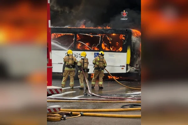 bombeiros usam mangueira