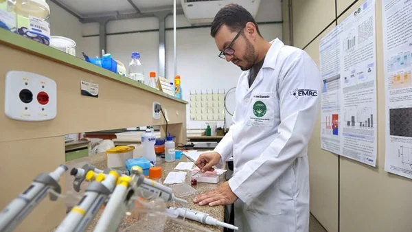 Foto colorida de homem em laboratório para pesquisa da carne feita de fungos