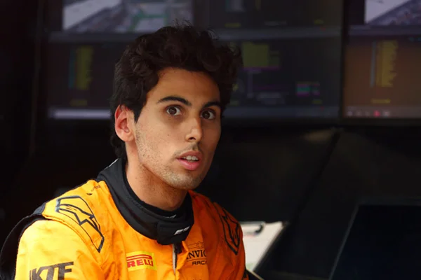 Imagem colorida de Gabriel Bortoleto com roupa da McLaren - Metrópoles