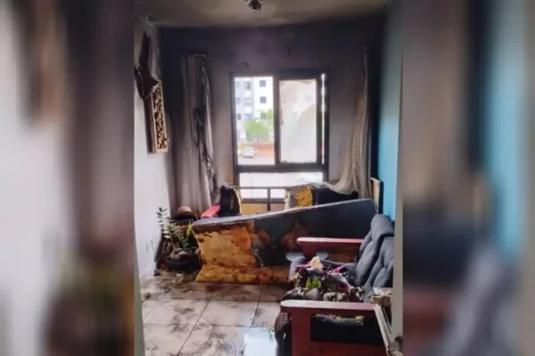 Imagem colorida de janela no 3º andar de onde homem teria pulado para fugir de incêndio em Bauru (SP). - Metrópoles