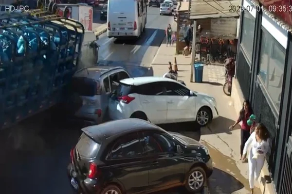 Vídeo: caminhão com botijão de gás perde freio e bate em 7 carros no DF