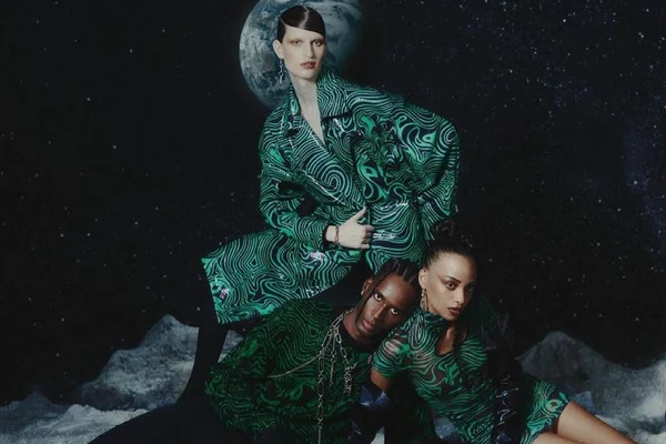 Modelos com roupas estampadas