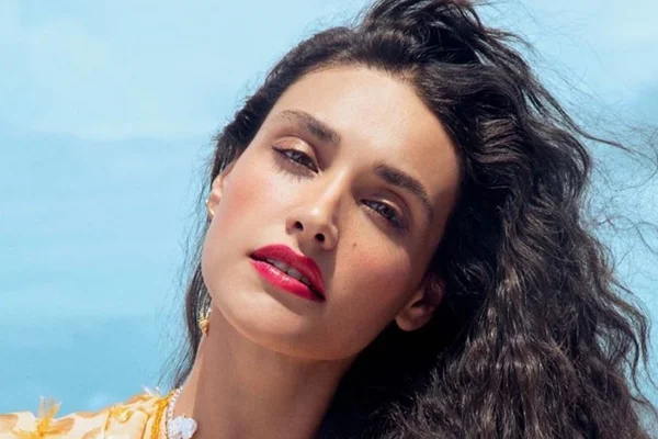 Pernas para que te quero! Débora Nascimento arrasa só de biquíni