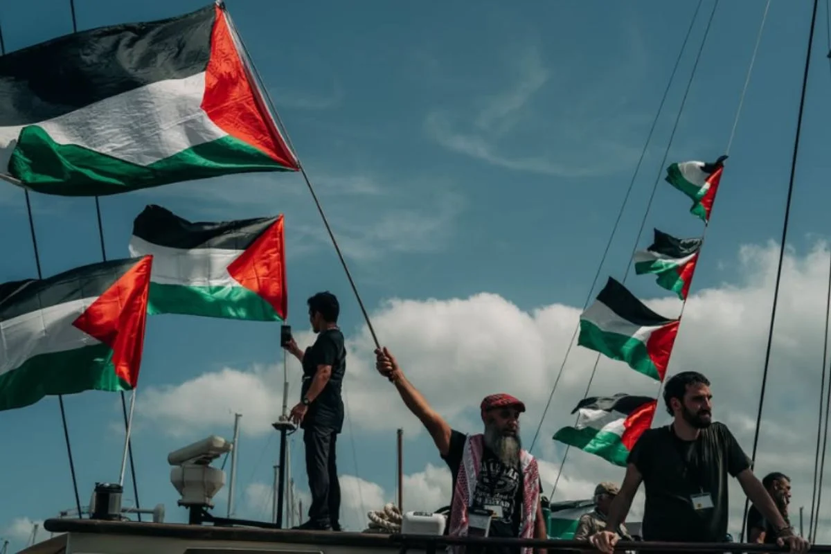 Foto colorida de pessoas em flotilha que vai para Gaza - Metrópoles