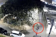 Em determinado momento, ambos agem em conjunto para retirar a roda
