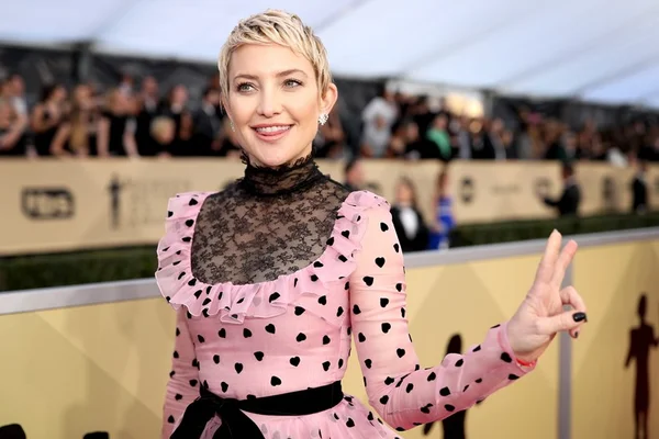 Kate Hudson compartilha a primeira foto da filha nas redes sociais