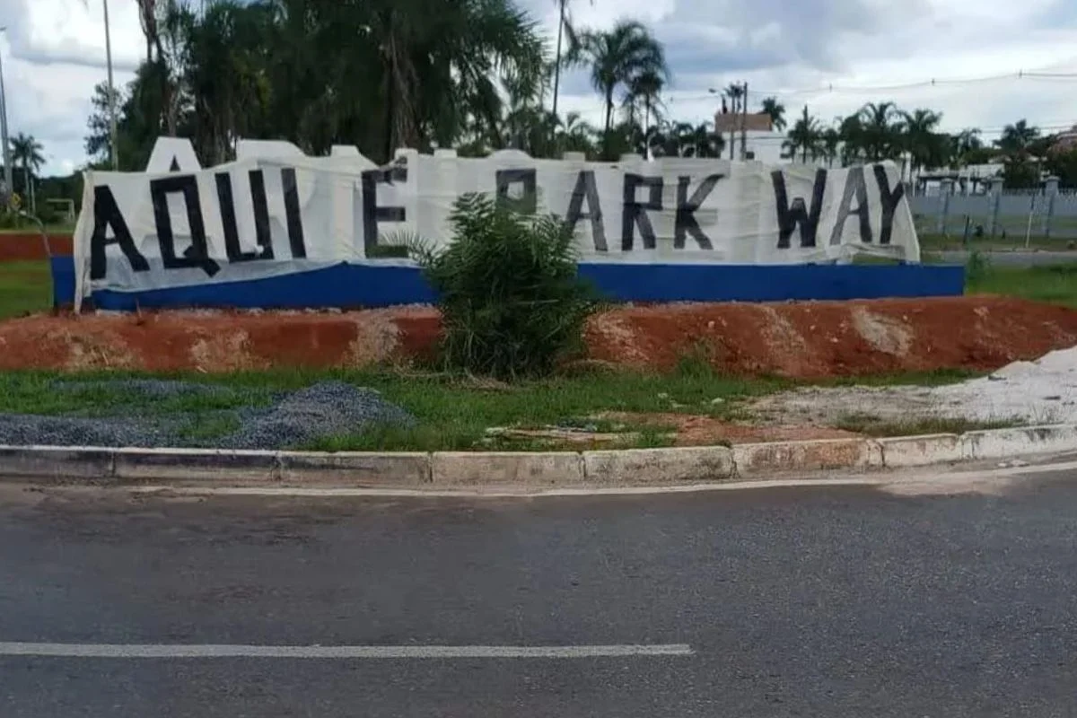 No último domingo (16/1), a placa chegou a ser coberta por uma faixa que dizia "Aqui é o Park Way" No último domingo (16/1), a placa chegou a ser coberta por uma faixa que dizia "Aqui é o Park Way"