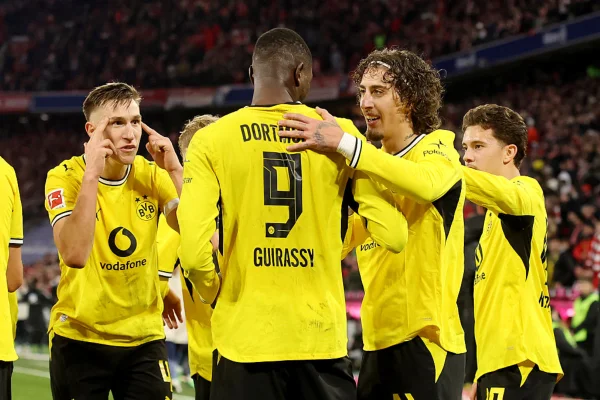 Imagem colorida de comemoração do gol de empate do Borussia Dortmund no clássico contra o Bayern de Munique- Metrópoles