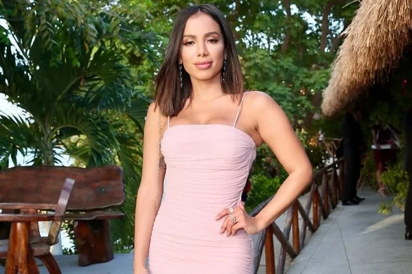 Anitta é flagrada dando bronca em criança que bateu em avó