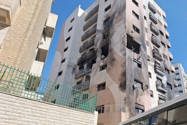 Prédio atingido por mísseis em suposto ataque de Israel à capital da Síria
