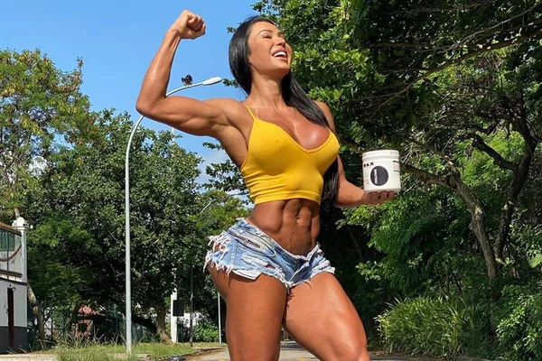 Sem sutiã e com microcalcinha, Gracyanne rebola bumbum em ensaio
