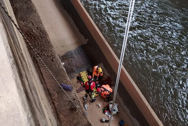 bombeiros resgatem homem que caiu no ribeirão Arrudas em BH