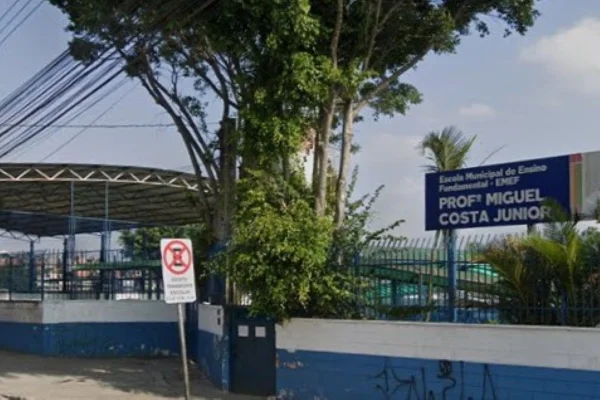 Imagem colorida de escola municipal em Carapicuíba, onde homem foi morto a tiros - Metrópoles