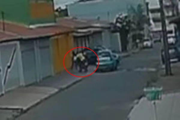 Estudante é rendida e assaltada por homem em moto vermelha